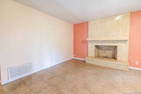 Single Family Residence in Beeville TX 902 E Newhall St 10.jpg
