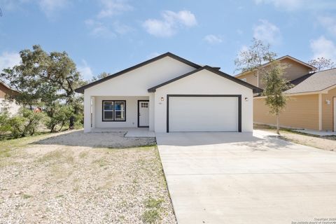 Single Family Residence in Lakehills TX 421 Rainbow Dr.jpg