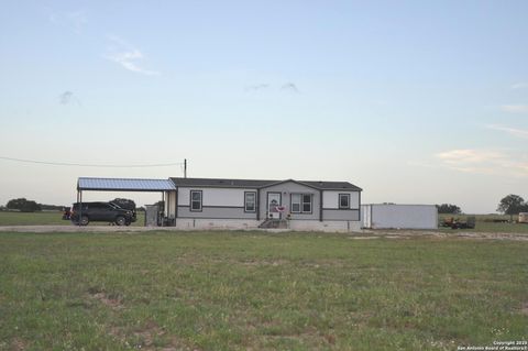 Manufactured Home in Devine TX 801 County Road 777.jpg