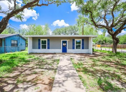 Single Family Residence in Beeville TX 811 N Archer St.jpg