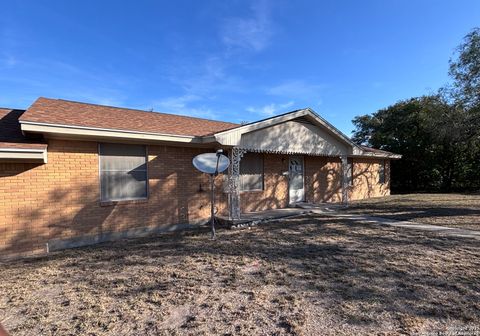 Single Family Residence in Karnes City TX 303 Broadway St.jpg