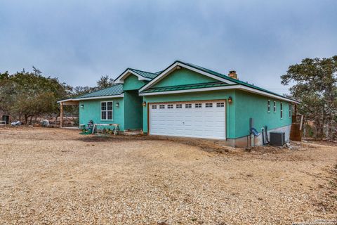 Single Family Residence in Hondo TX 285 Cr 2471.jpg