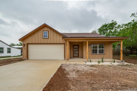 Single Family Residence in Bandera TX 612 Hackberry.jpg