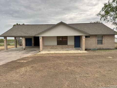 Single Family Residence in Three Rivers TX 136 Lakeview Trace.jpg