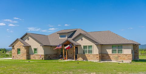 Single Family Residence in Bandera TX 919 Pinto Cyn.jpg