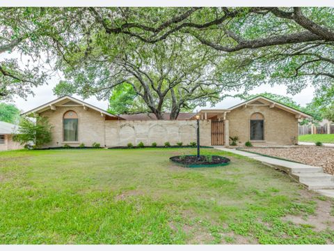 Single Family Residence in Castle Hills TX 111 Cotillion Dr.jpg