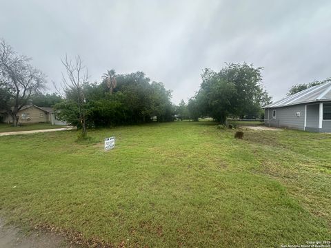  in Devine TX 409 1/2 Davis Ave.jpg