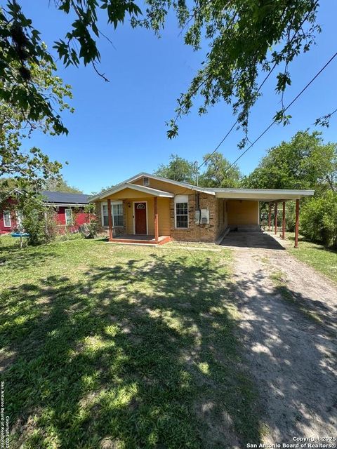 Single Family Residence in Beeville TX 403 S Alta Vista.jpg