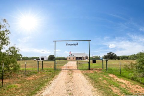 Farm in Bigfoot TX 7850 Fm 1549.jpg