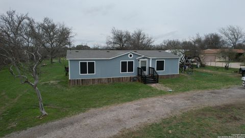 Manufactured Home in Castroville TX 209 County Road 5720.jpg