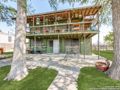 Single Family Residence in Bandera TX 701 Lakeshore Dr.jpg