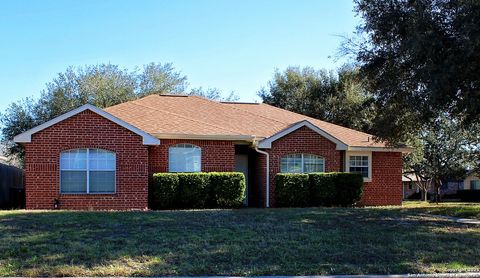 Single Family Residence in Beeville TX 1102 E Hancock 2.jpg