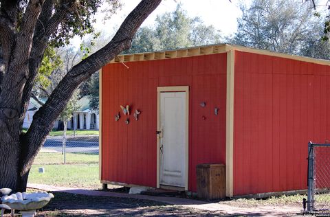 Single Family Residence in Beeville TX 1102 E Hancock 4.jpg
