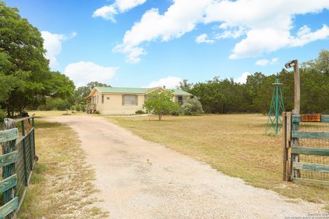 Manufactured Home in Lakehills TX 8328 Park Road 37.jpg