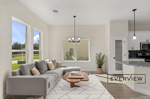 Single Family Residence in Hondo TX 216 Park Circle.jpg