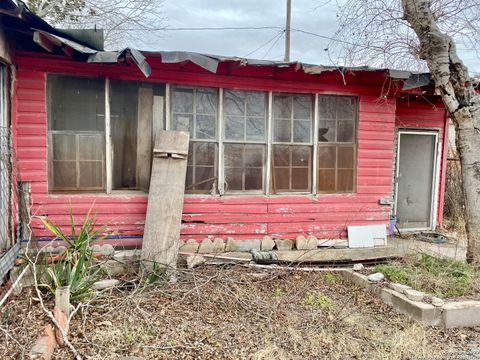 Single Family Residence in Natalia TX 614 4th St.jpg