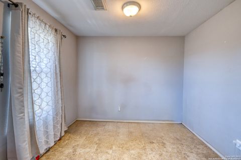 Single Family Residence in Hondo TX 3328 State Highway 173 2.jpg