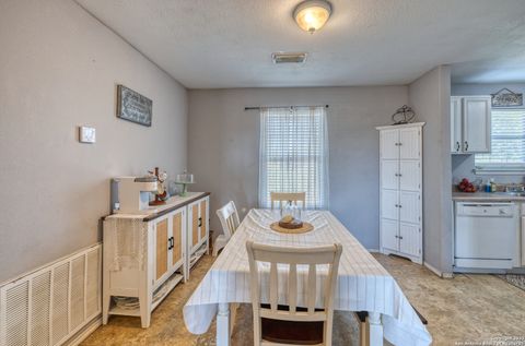 Single Family Residence in Hondo TX 3328 State Highway 173 4.jpg