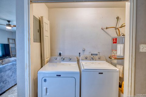 Single Family Residence in Hondo TX 3328 State Highway 173 11.jpg