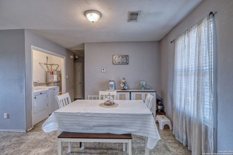 Single Family Residence in Hondo TX 3328 State Highway 173 10.jpg
