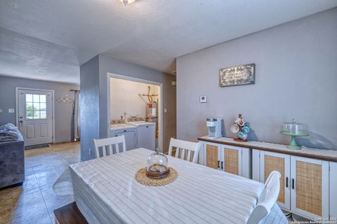 Single Family Residence in Hondo TX 3328 State Highway 173 7.jpg