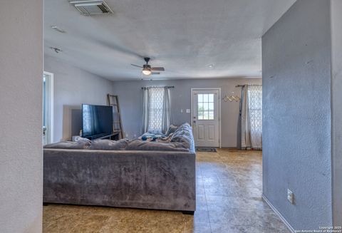 Single Family Residence in Hondo TX 3328 State Highway 173 6.jpg