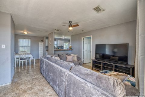 Single Family Residence in Hondo TX 3328 State Highway 173 1.jpg