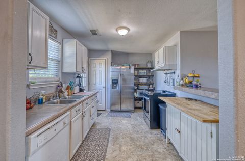 Single Family Residence in Hondo TX 3328 State Highway 173 5.jpg