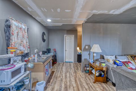 Single Family Residence in Hondo TX 3328 State Highway 173 17.jpg