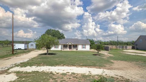 Single Family Residence in Hondo TX 3328 State Highway 173 18.jpg