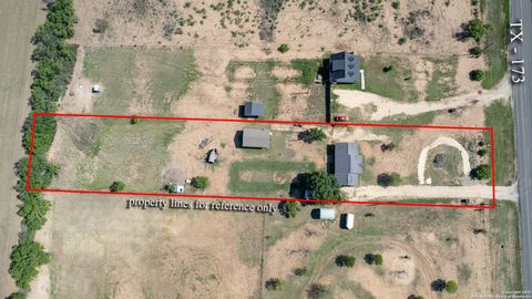 Single Family Residence in Hondo TX 3328 State Highway 173 21.jpg