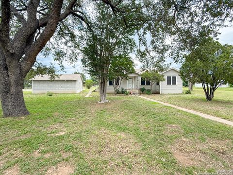 Single Family Residence in Lytle TX 18602 N Prairie St.jpg