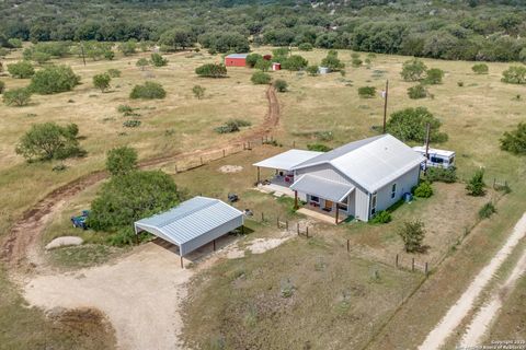 Single Family Residence in Hondo TX 6101 County Road 251.jpg