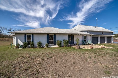 Single Family Residence in Rio Medina TX 8415 County Road 279.jpg
