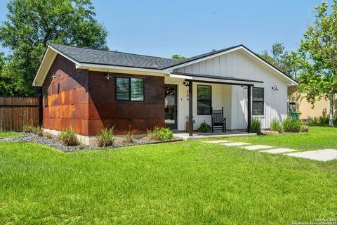 Single Family Residence in Boerne TX 204 Shadywood.jpg