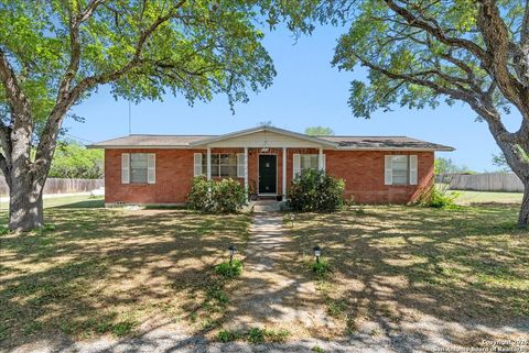 Single Family Residence in George West TX 1311 Burleson St.jpg
