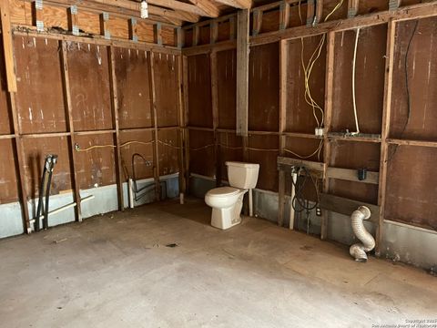 Single Family Residence in Hondo TX 605 Avenue M 19.jpg
