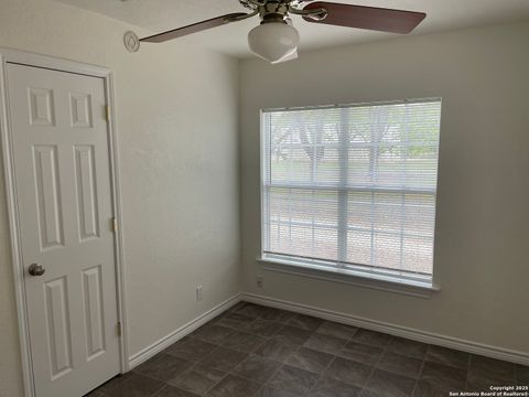 Single Family Residence in Hondo TX 605 Avenue M 12.jpg