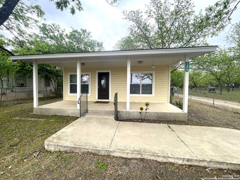 Single Family Residence in Hondo TX 605 Avenue M 2.jpg