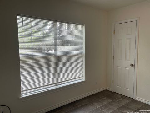 Single Family Residence in Hondo TX 605 Avenue M 14.jpg
