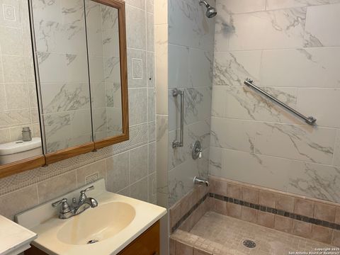 Single Family Residence in Hondo TX 605 Avenue M 15.jpg