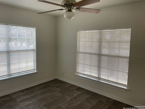 Single Family Residence in Hondo TX 605 Avenue M 11.jpg