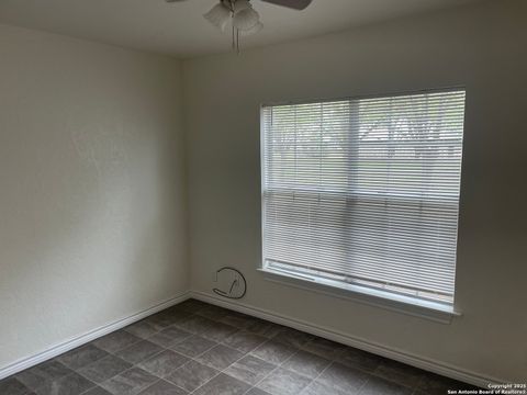 Single Family Residence in Hondo TX 605 Avenue M 13.jpg