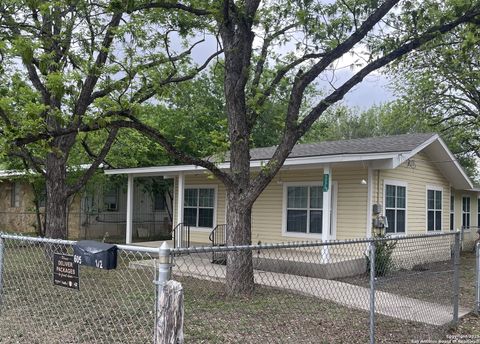 Single Family Residence in Hondo TX 605 Avenue M 20.jpg