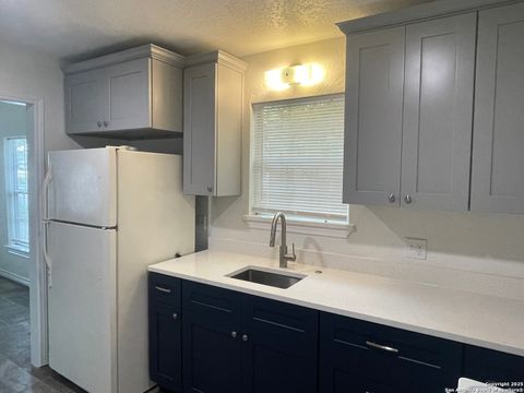 Single Family Residence in Hondo TX 605 Avenue M 9.jpg