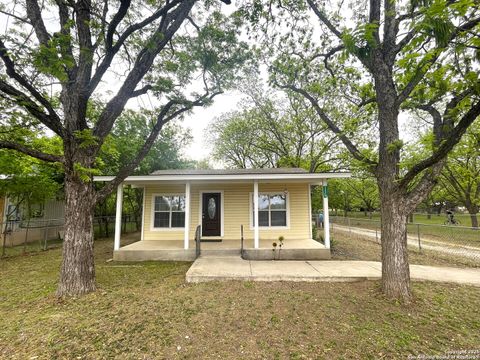 Single Family Residence in Hondo TX 605 Avenue M 1.jpg