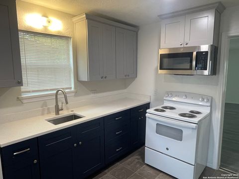Single Family Residence in Hondo TX 605 Avenue M 7.jpg
