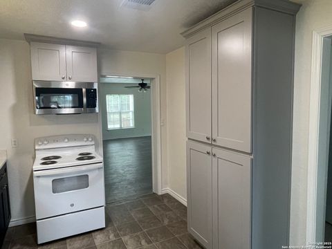 Single Family Residence in Hondo TX 605 Avenue M 8.jpg