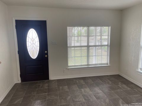 Single Family Residence in Hondo TX 605 Avenue M 4.jpg
