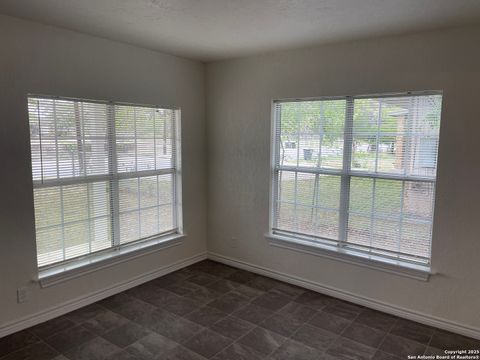 Single Family Residence in Hondo TX 605 Avenue M 10.jpg